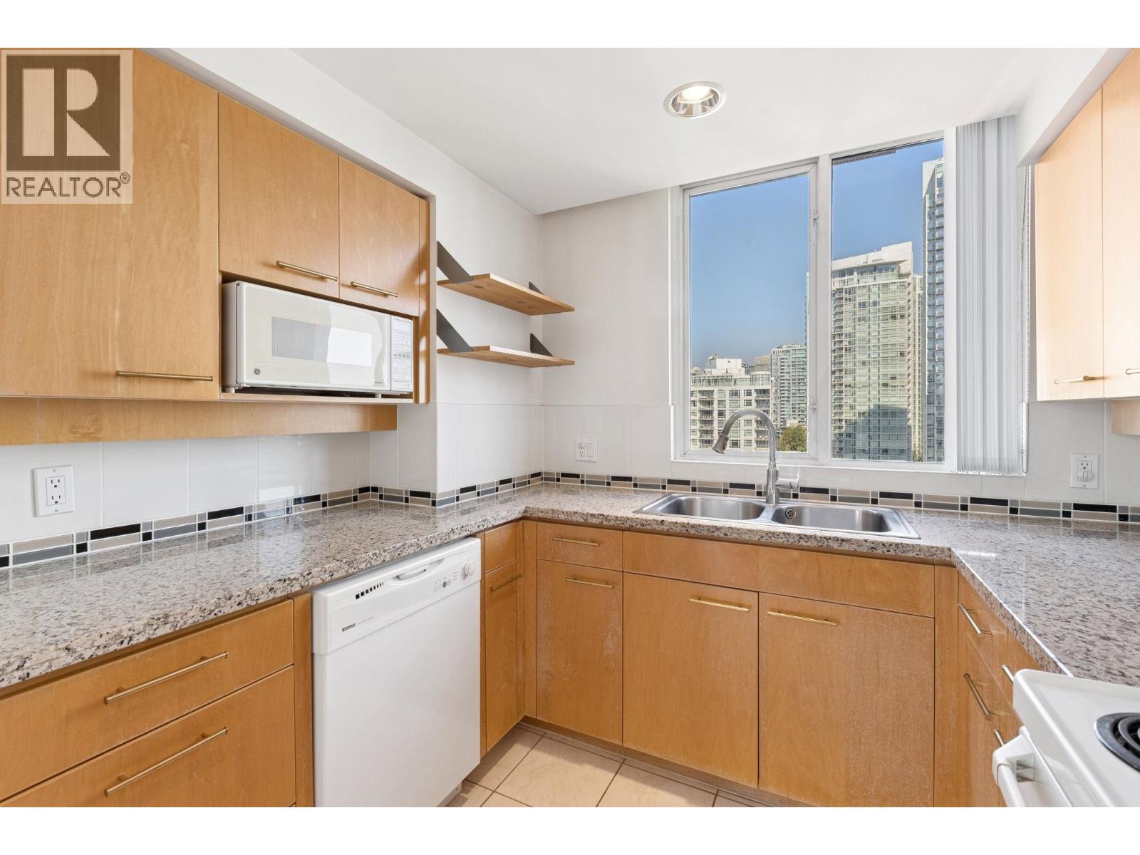 Photo 11 of 15 D 139 Drake Street, Vancouver BC