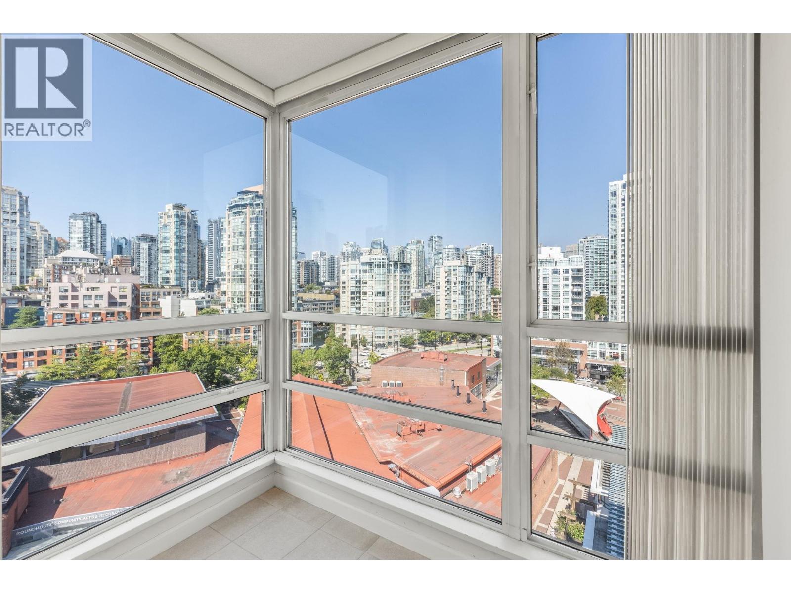 Photo 9 of 15 D 139 Drake Street, Vancouver BC