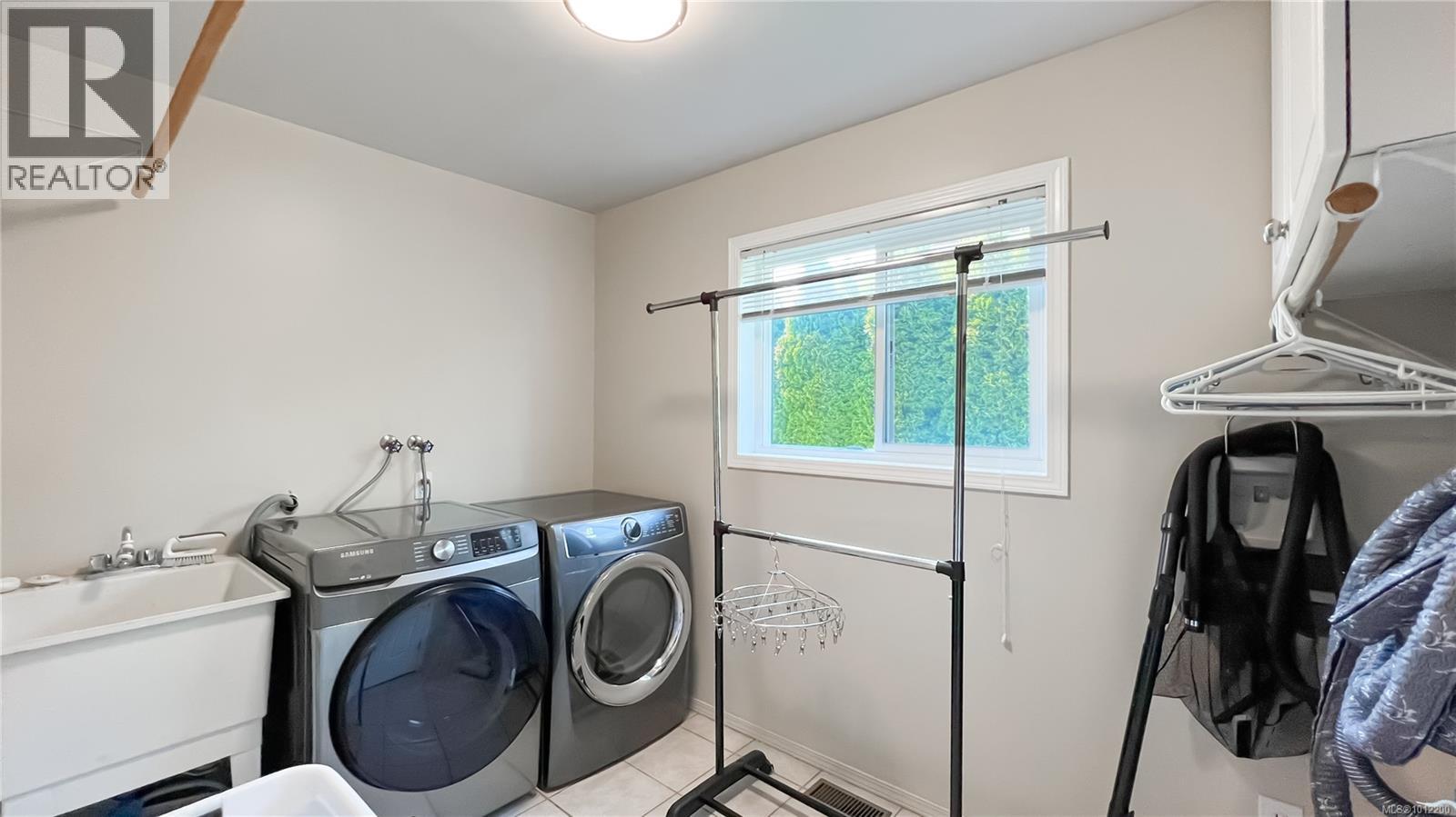 Photo 9 of 1016 Adeline Pl, Saanich BC