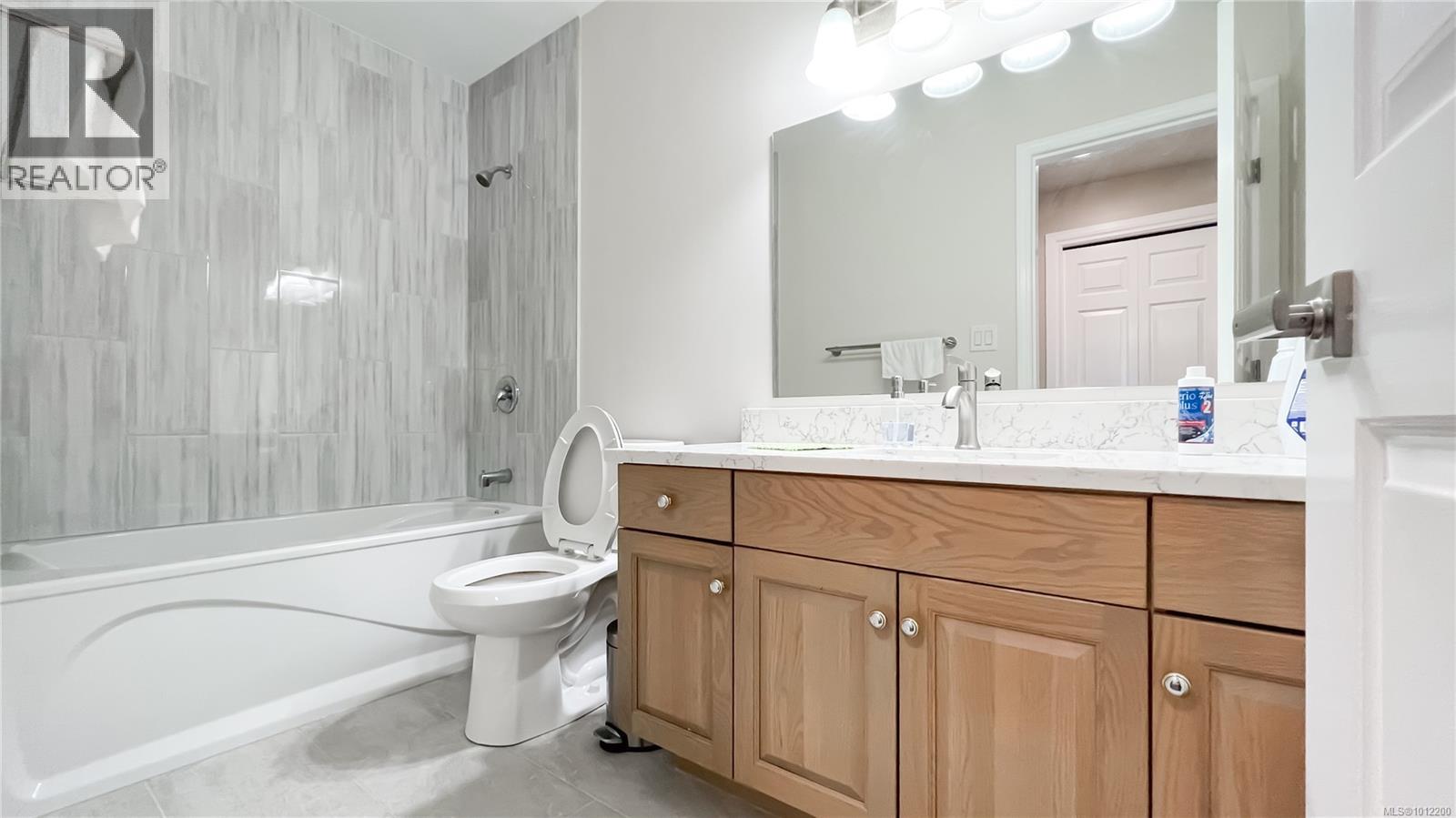 Photo 3 of 1016 Adeline Pl, Saanich BC
