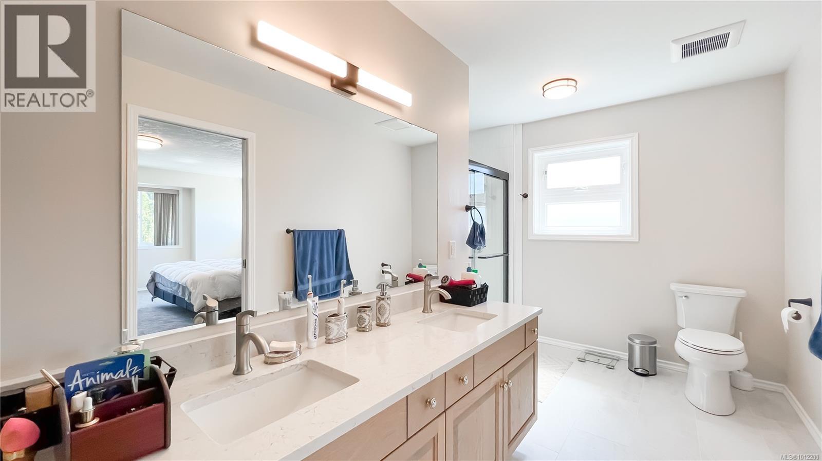 Photo 16 of 1016 Adeline Pl, Saanich BC