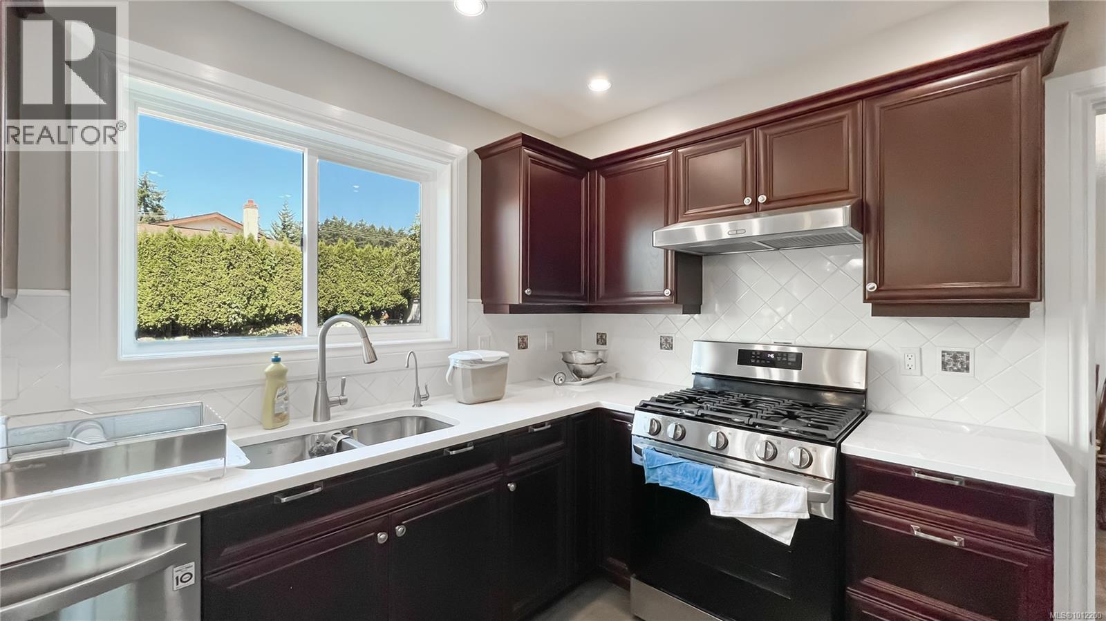 Photo 2 of 1016 Adeline Pl, Saanich BC