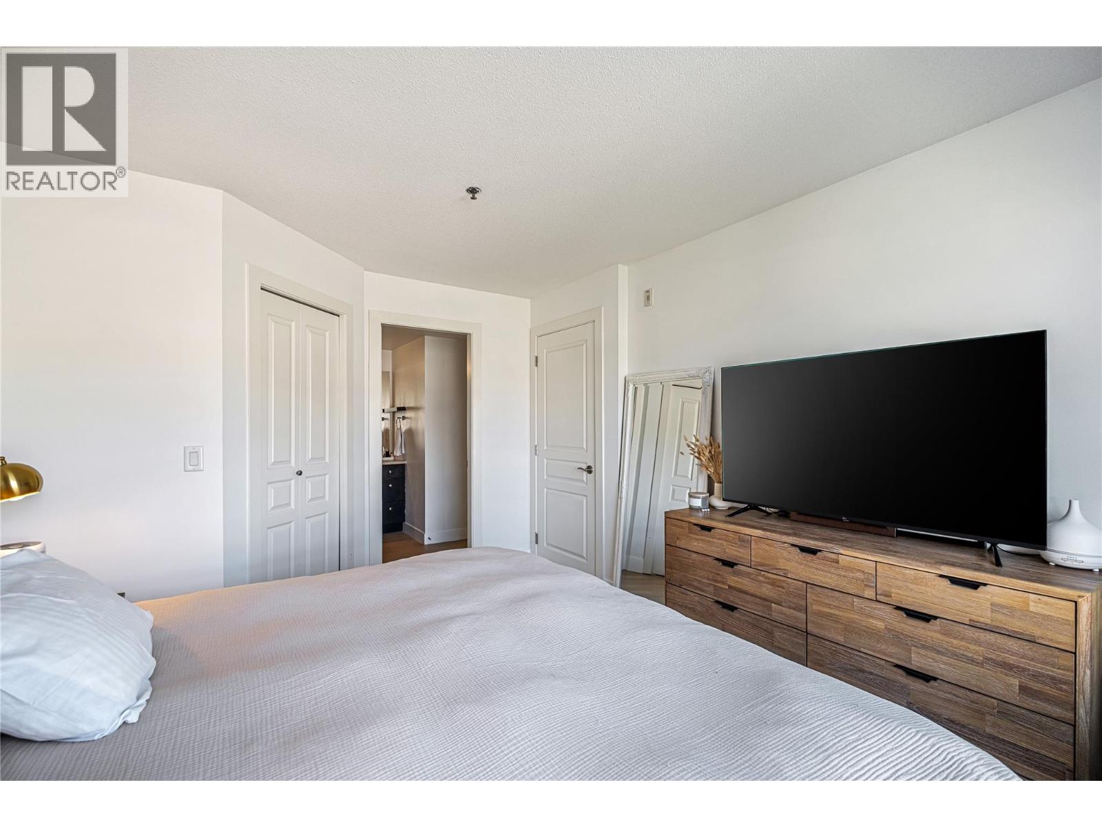 Photo 3 of 1093 Sunset Drive Unit 307, Kelowna BC