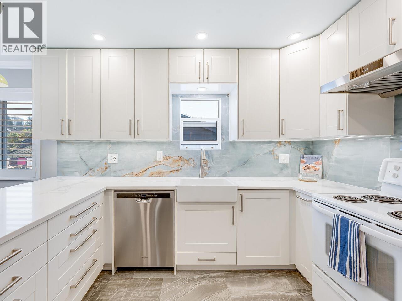Photo 9 of 302 Blackman Street, New Westminster BC