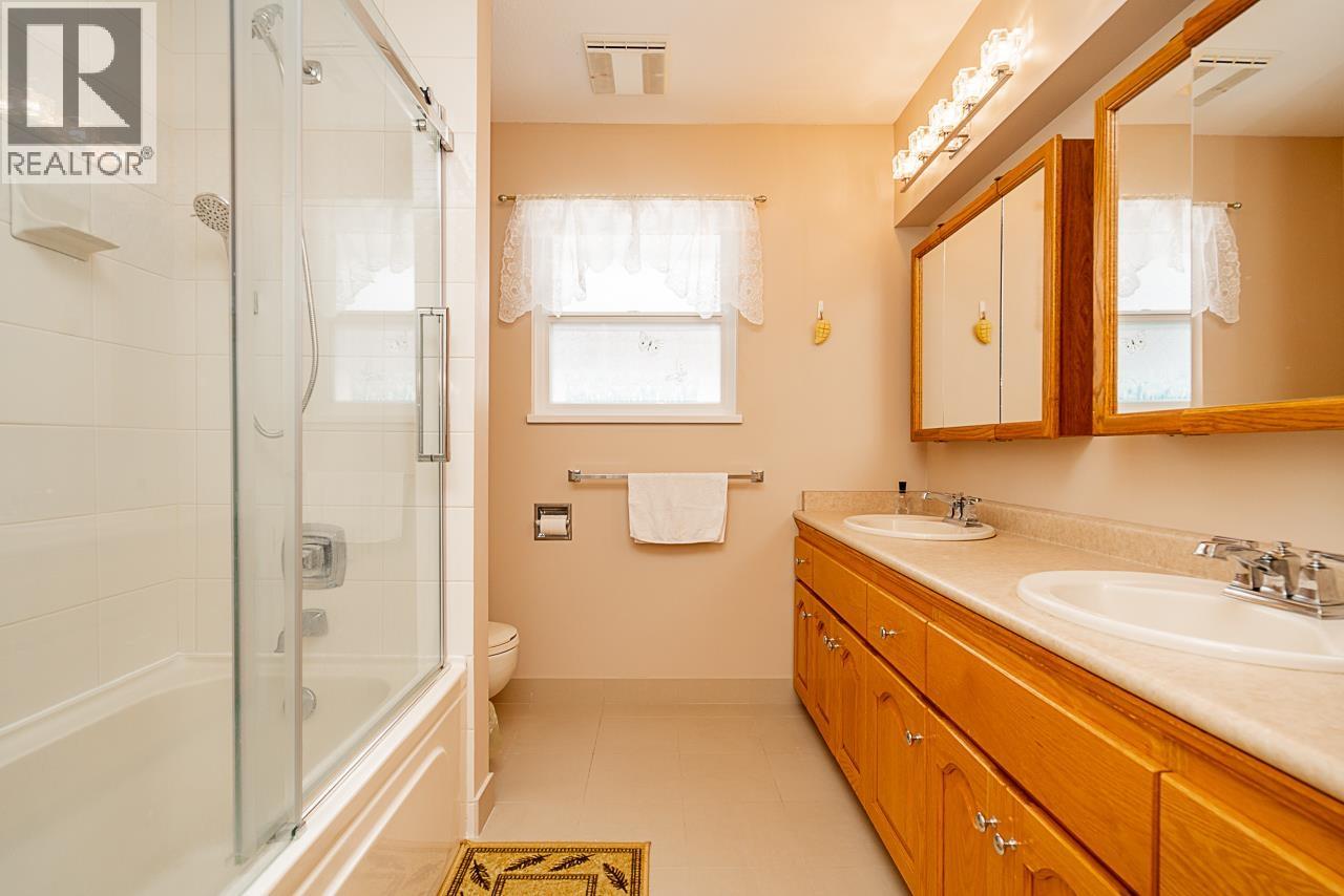 Photo 10 of 7823 Elwell Street, Burnaby BC