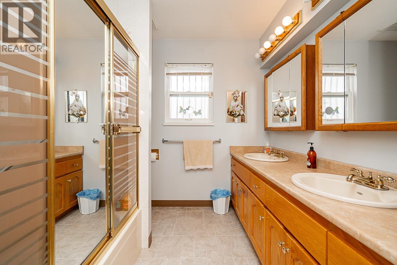 Photo 38 of 7823 Elwell Street, Burnaby BC
