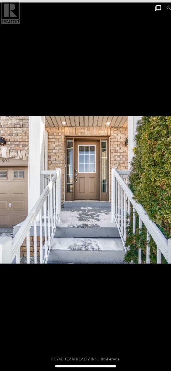 Photo 4 of 809 Joe Persechini Drive, Newmarket ON