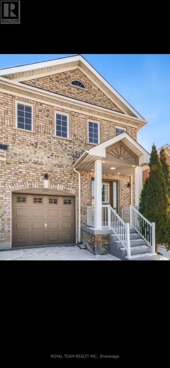 Photo 2 of 809 Joe Persechini Drive, Newmarket ON