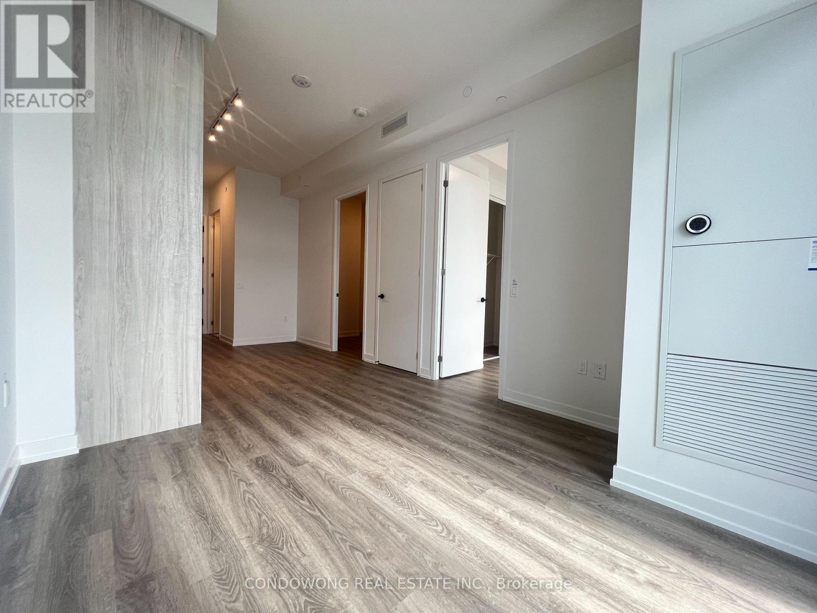 Photo 2 of 5307 195 Commerce Street, Vaughan ON