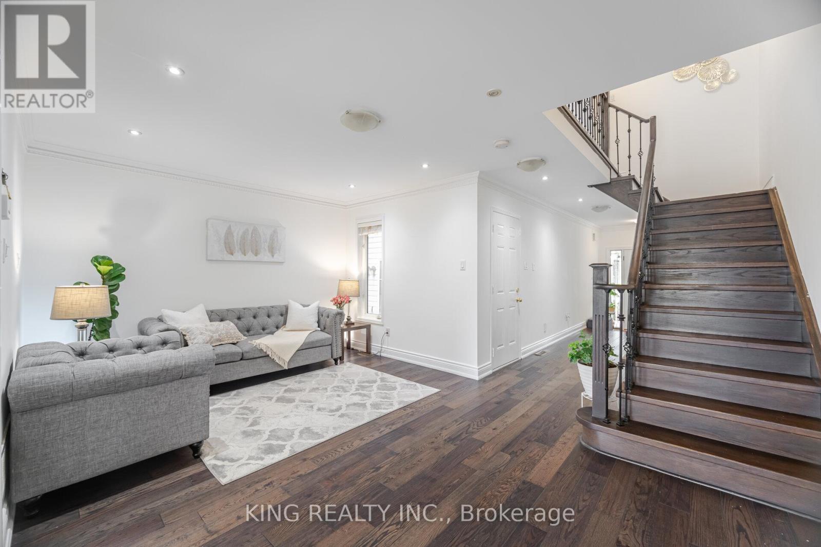 Photo 10 of 93 Crystal Glen Crescent, Brampton ON