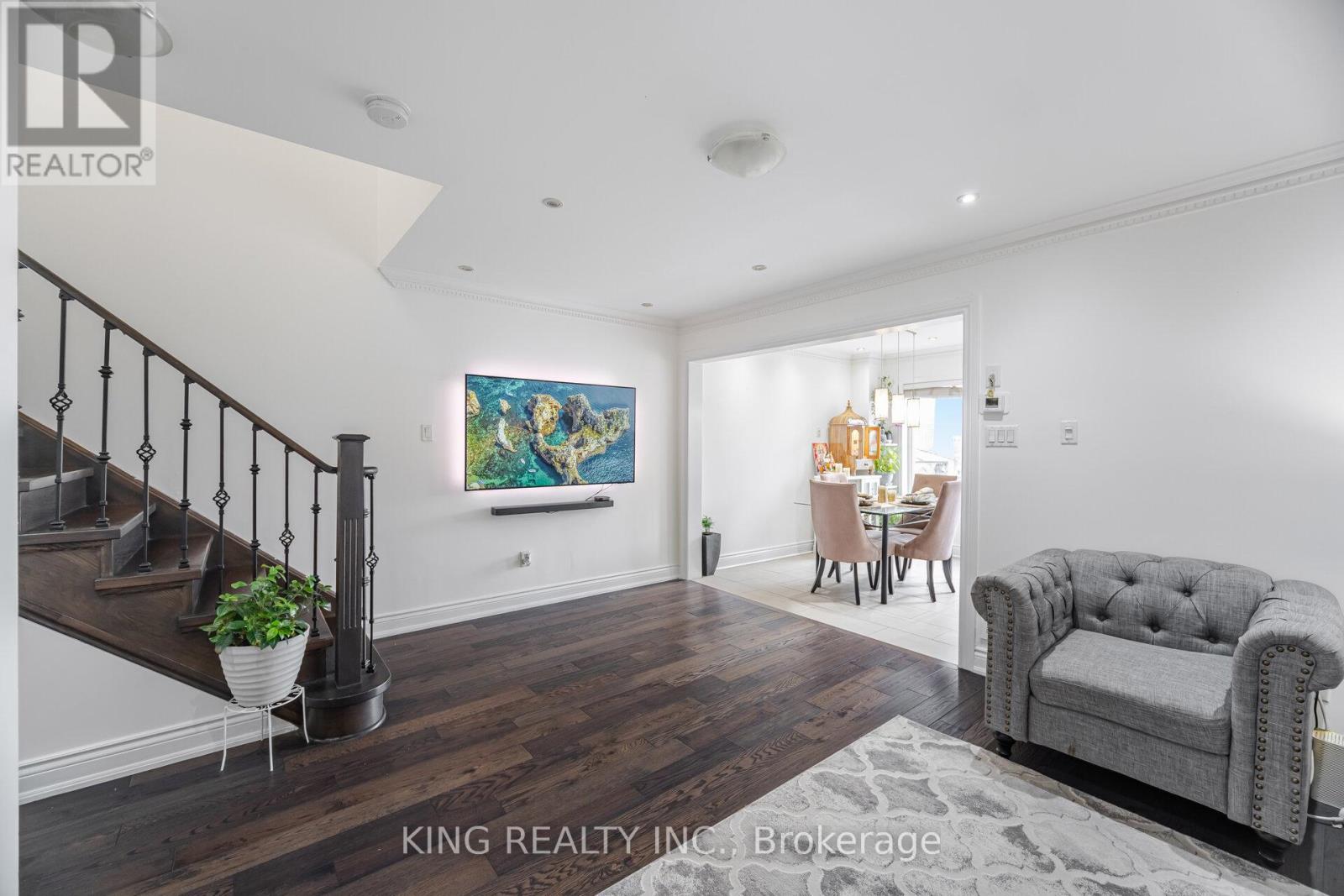 Photo 11 of 93 Crystal Glen Crescent, Brampton ON