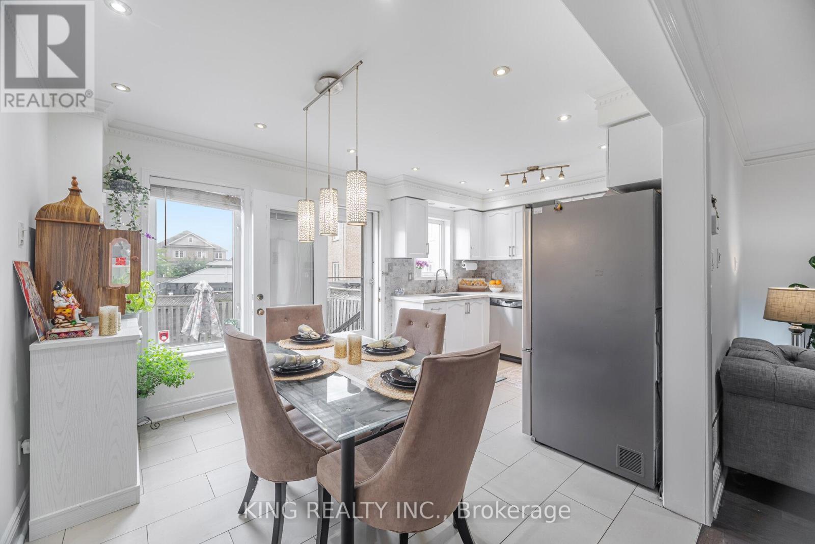 Photo 12 of 93 Crystal Glen Crescent, Brampton ON