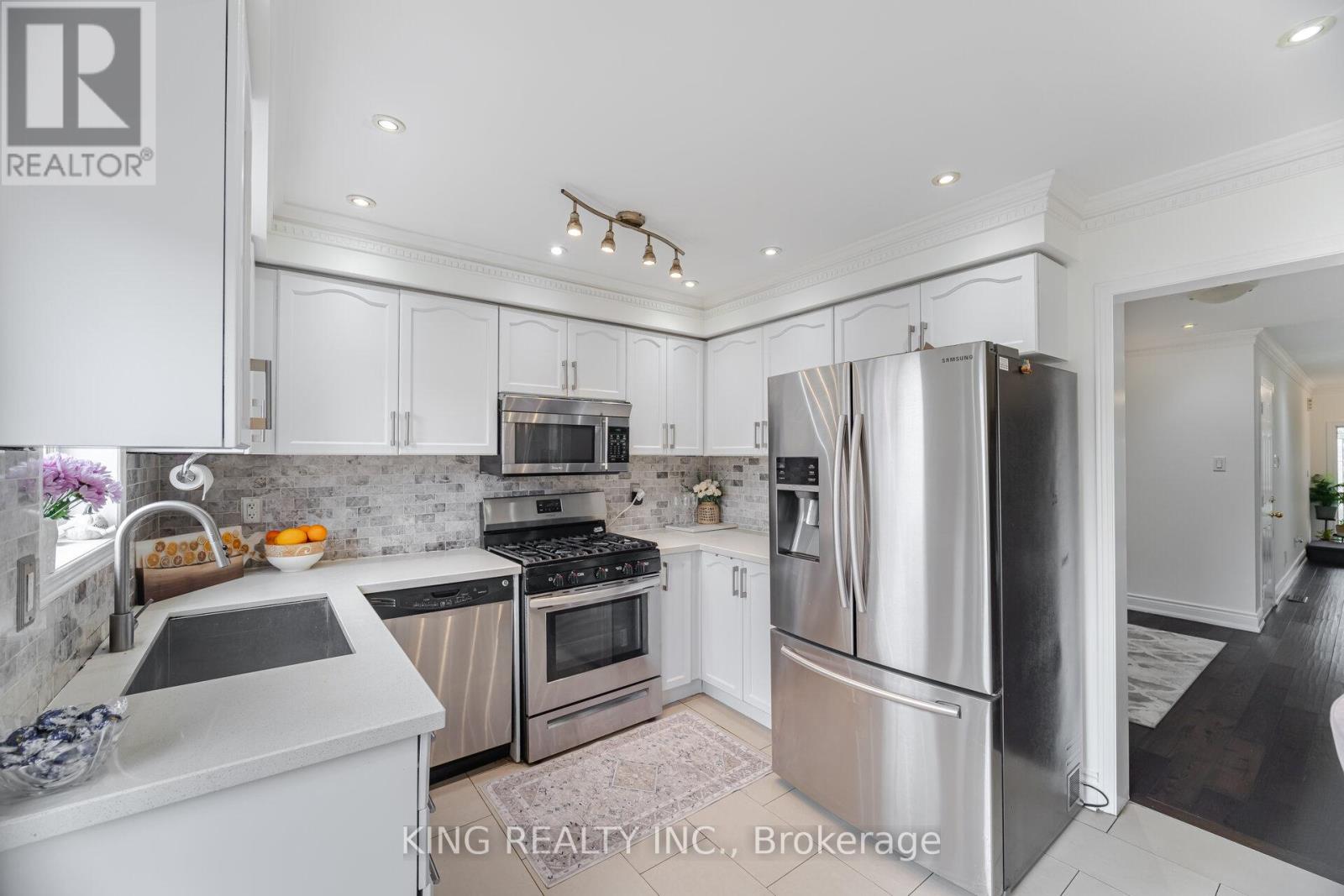 Photo 14 of 93 Crystal Glen Crescent, Brampton ON