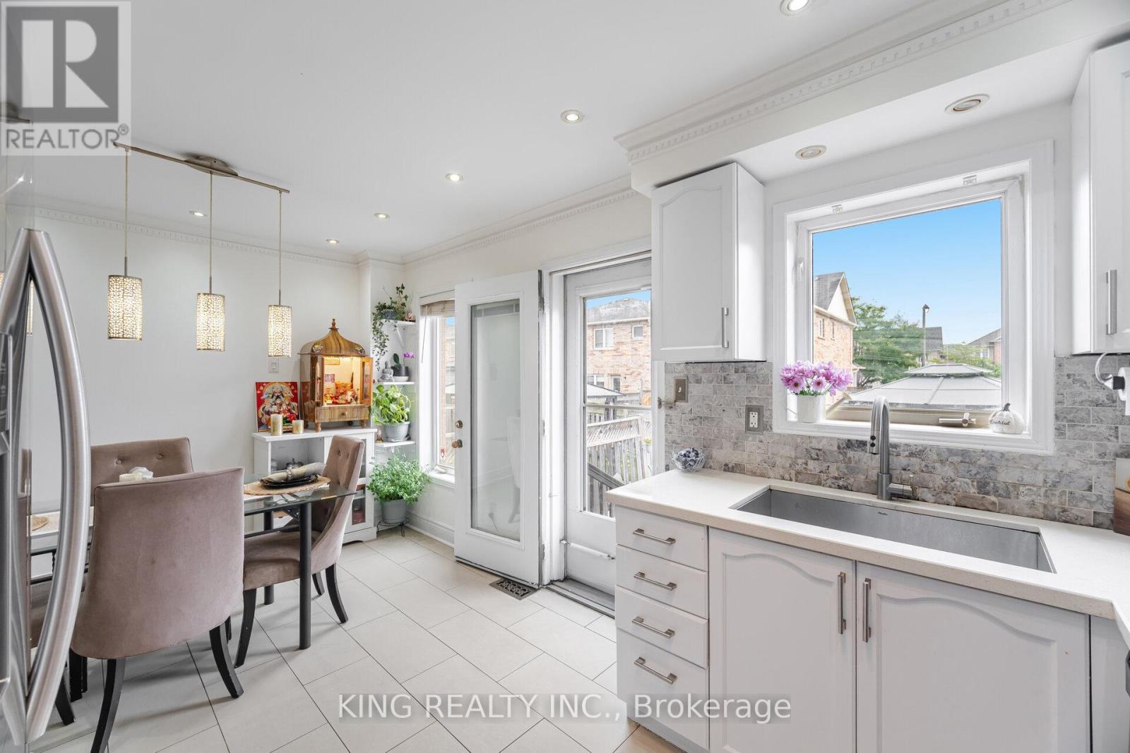 Photo 16 of 93 Crystal Glen Crescent, Brampton ON