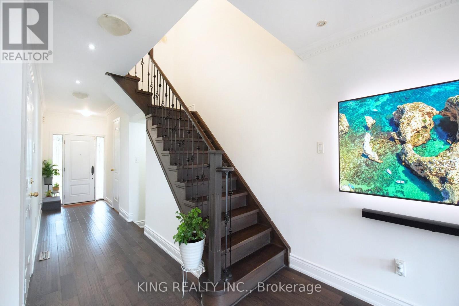 Photo 18 of 93 Crystal Glen Crescent, Brampton ON
