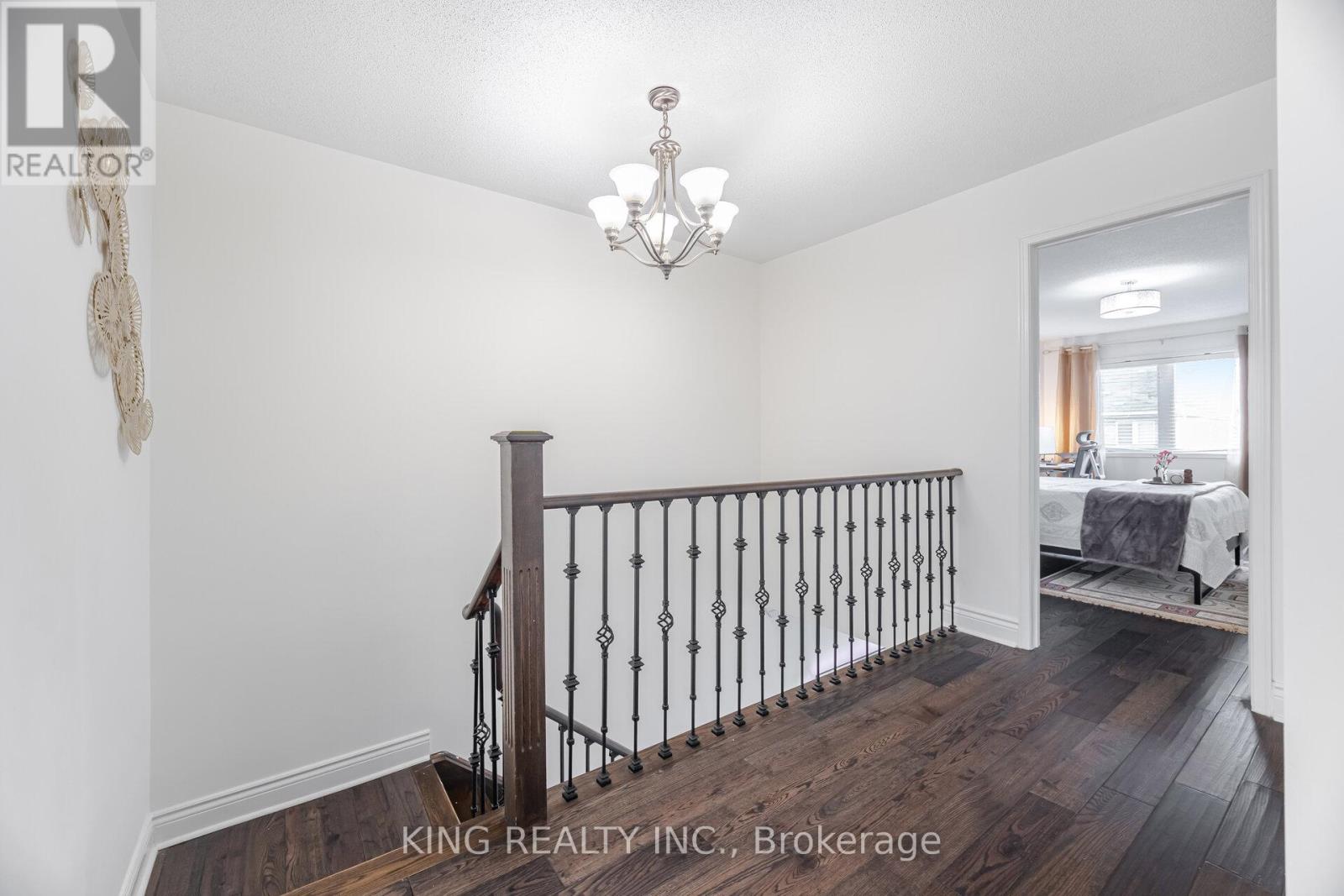Photo 19 of 93 Crystal Glen Crescent, Brampton ON