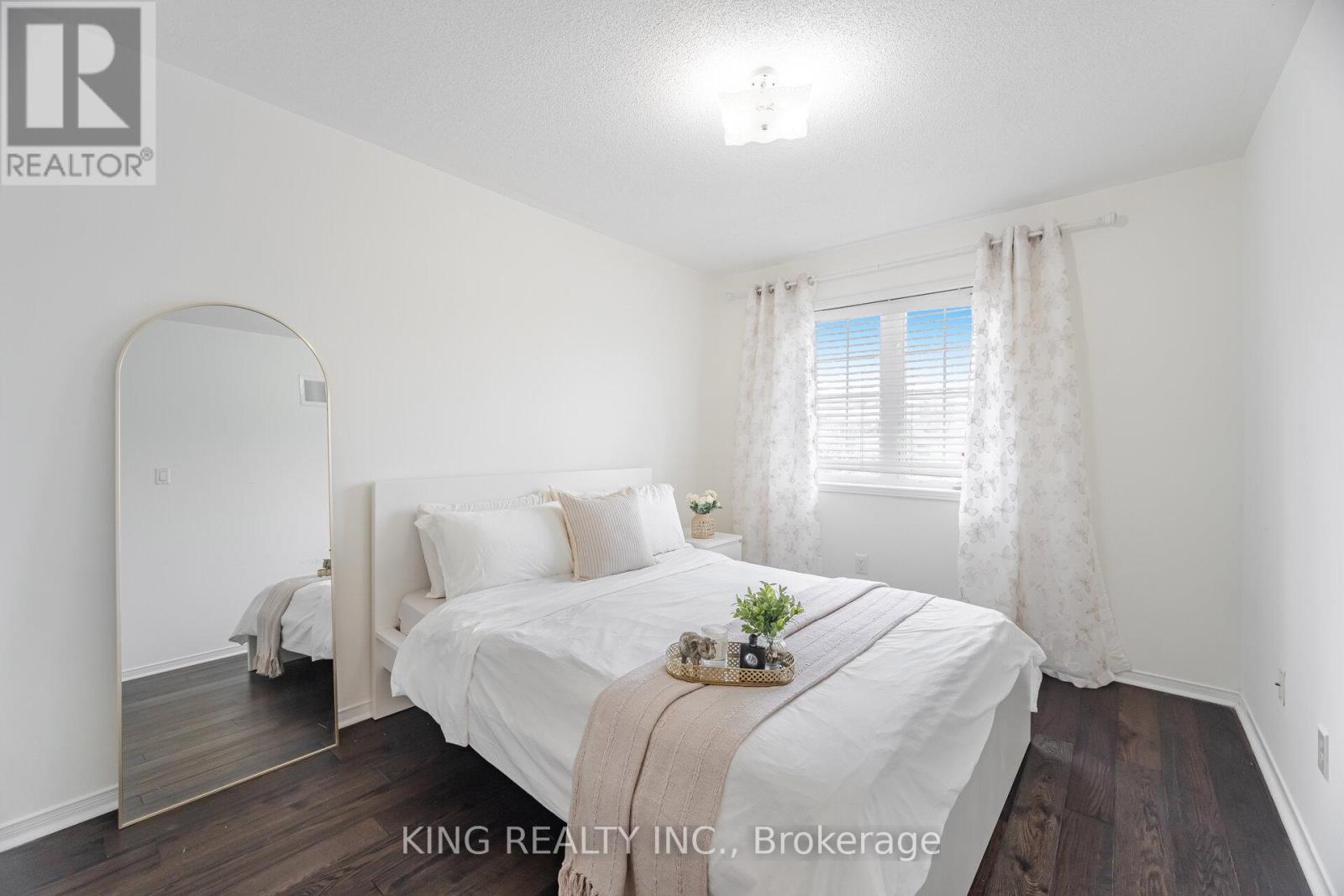 Photo 26 of 93 Crystal Glen Crescent, Brampton ON