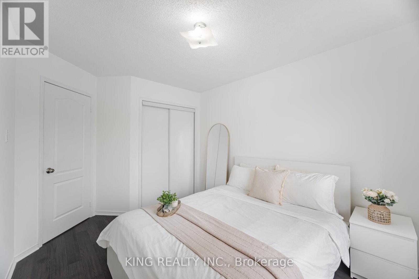 Photo 27 of 93 Crystal Glen Crescent, Brampton ON