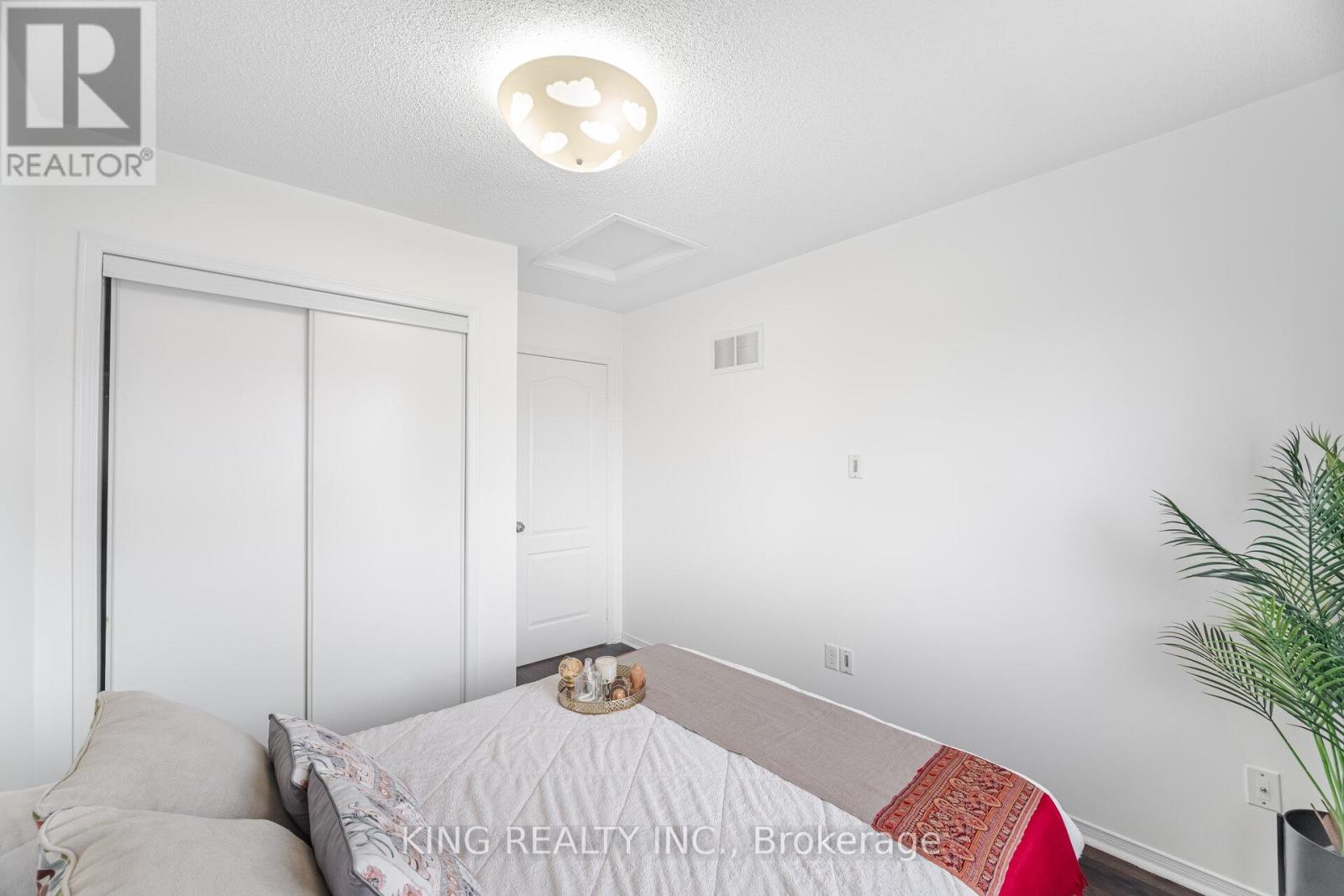 Photo 29 of 93 Crystal Glen Crescent, Brampton ON