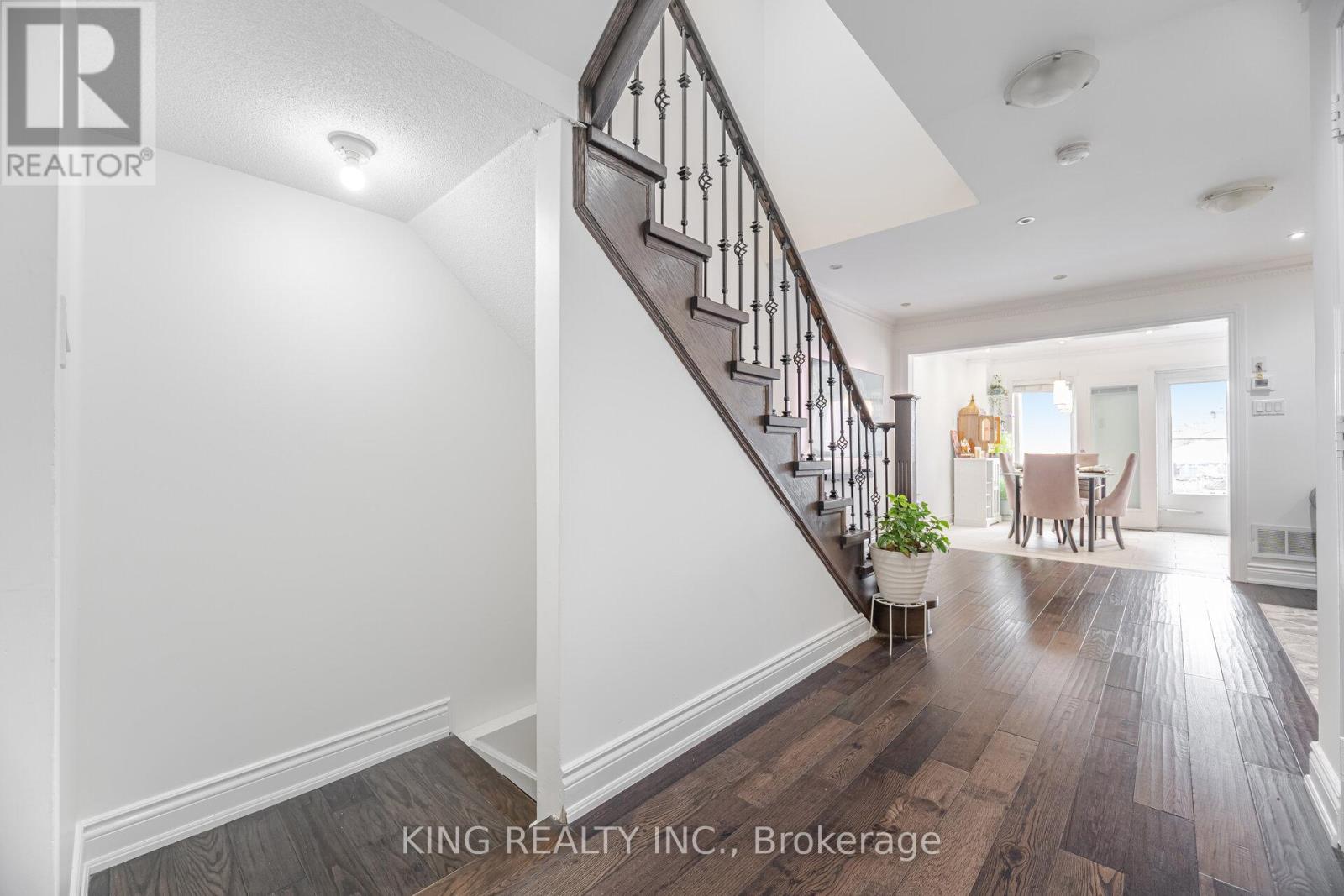 Photo 31 of 93 Crystal Glen Crescent, Brampton ON