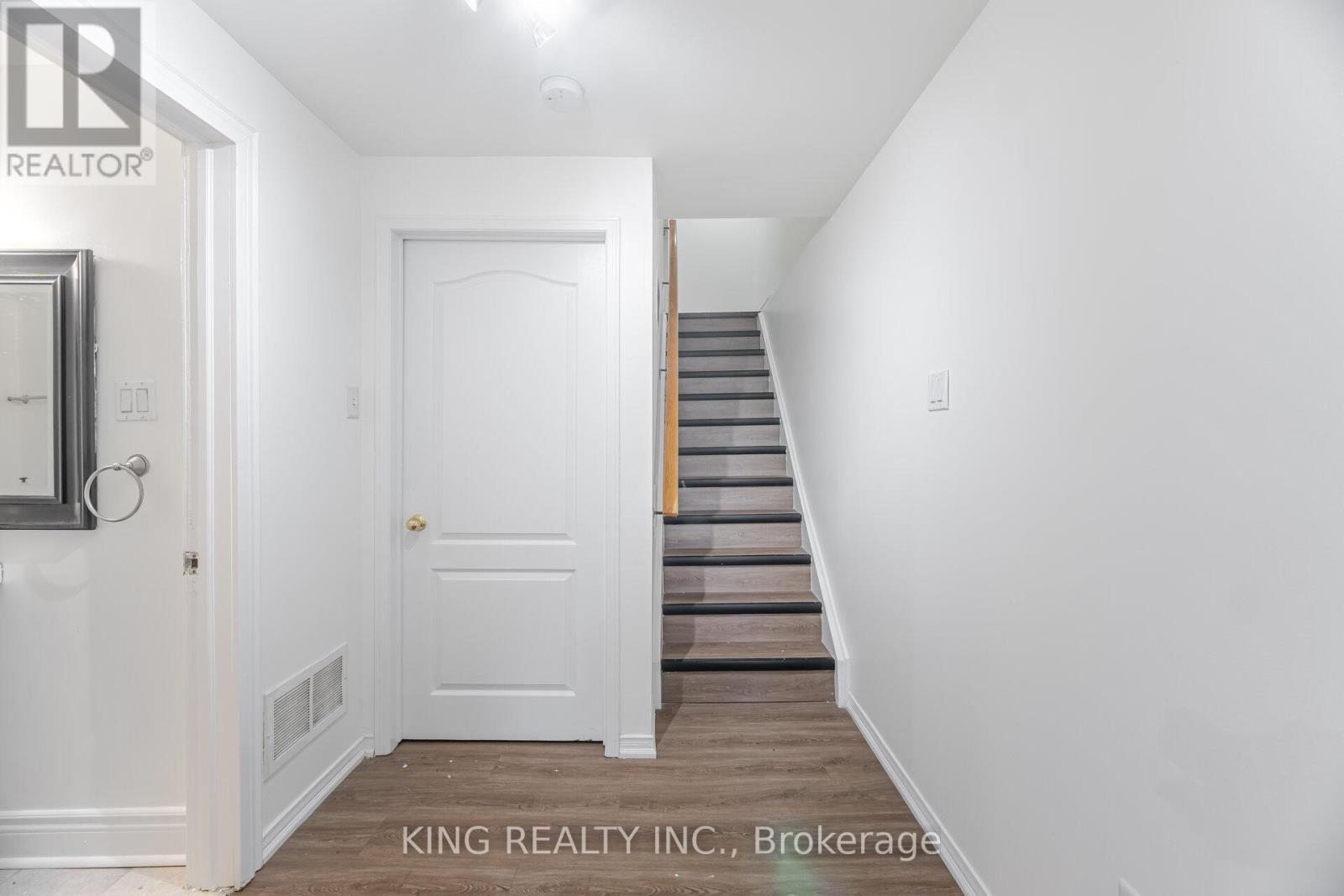 Photo 32 of 93 Crystal Glen Crescent, Brampton ON