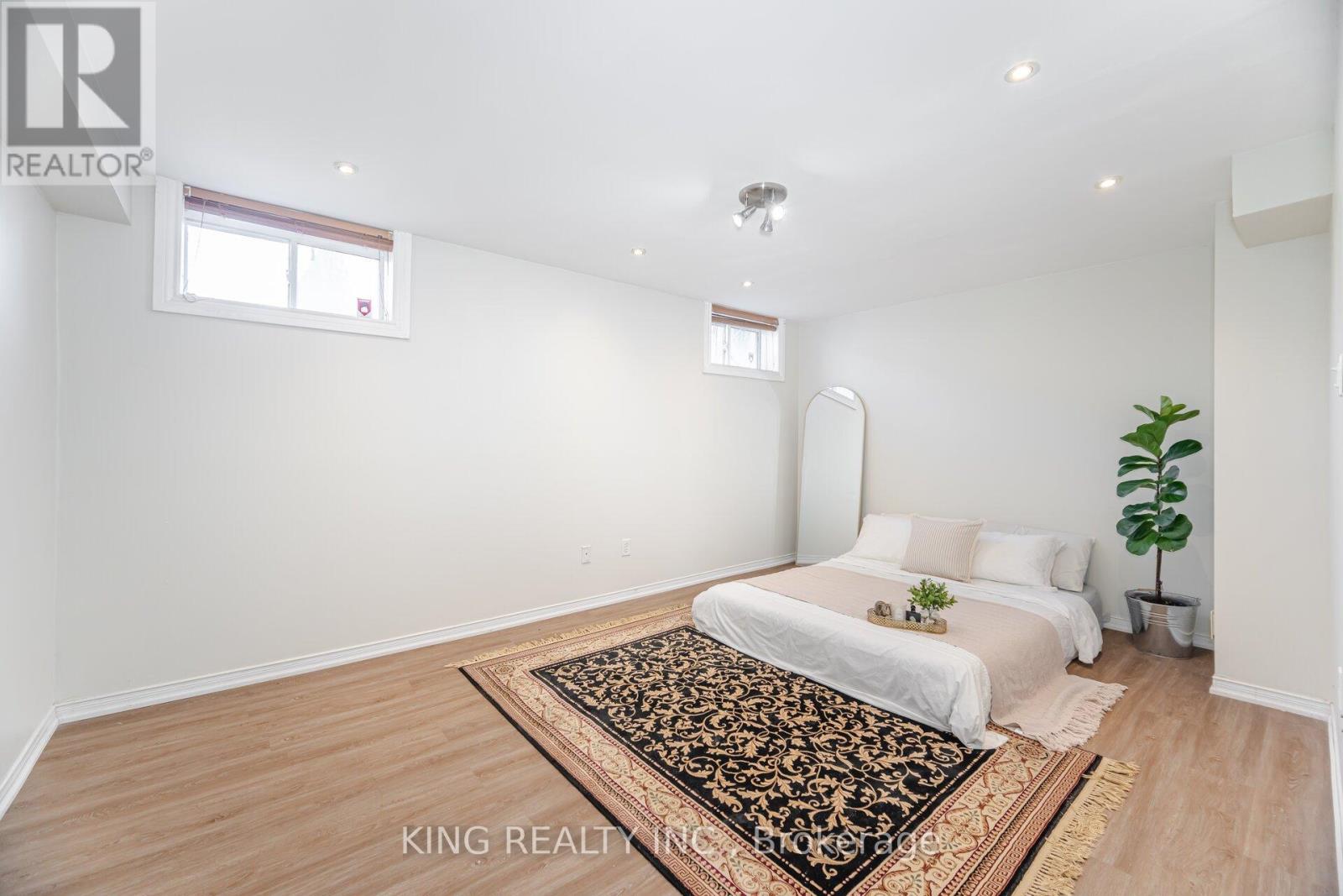 Photo 33 of 93 Crystal Glen Crescent, Brampton ON