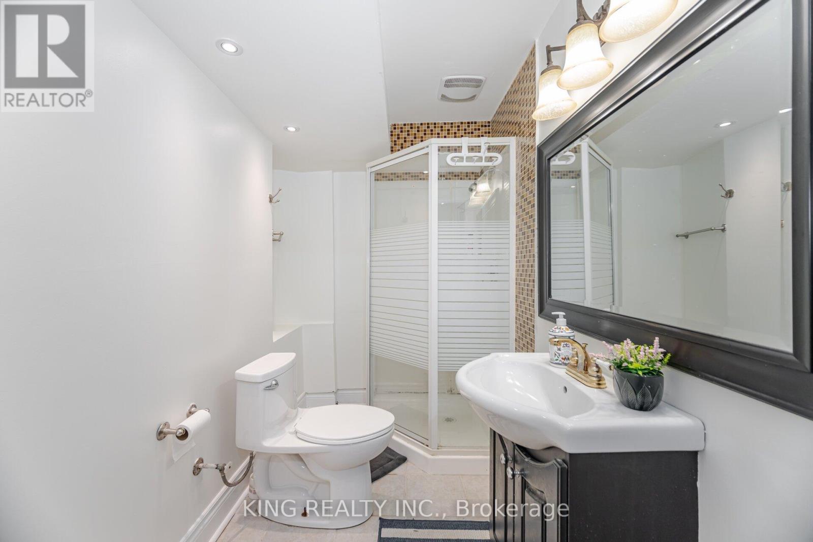 Photo 35 of 93 Crystal Glen Crescent, Brampton ON