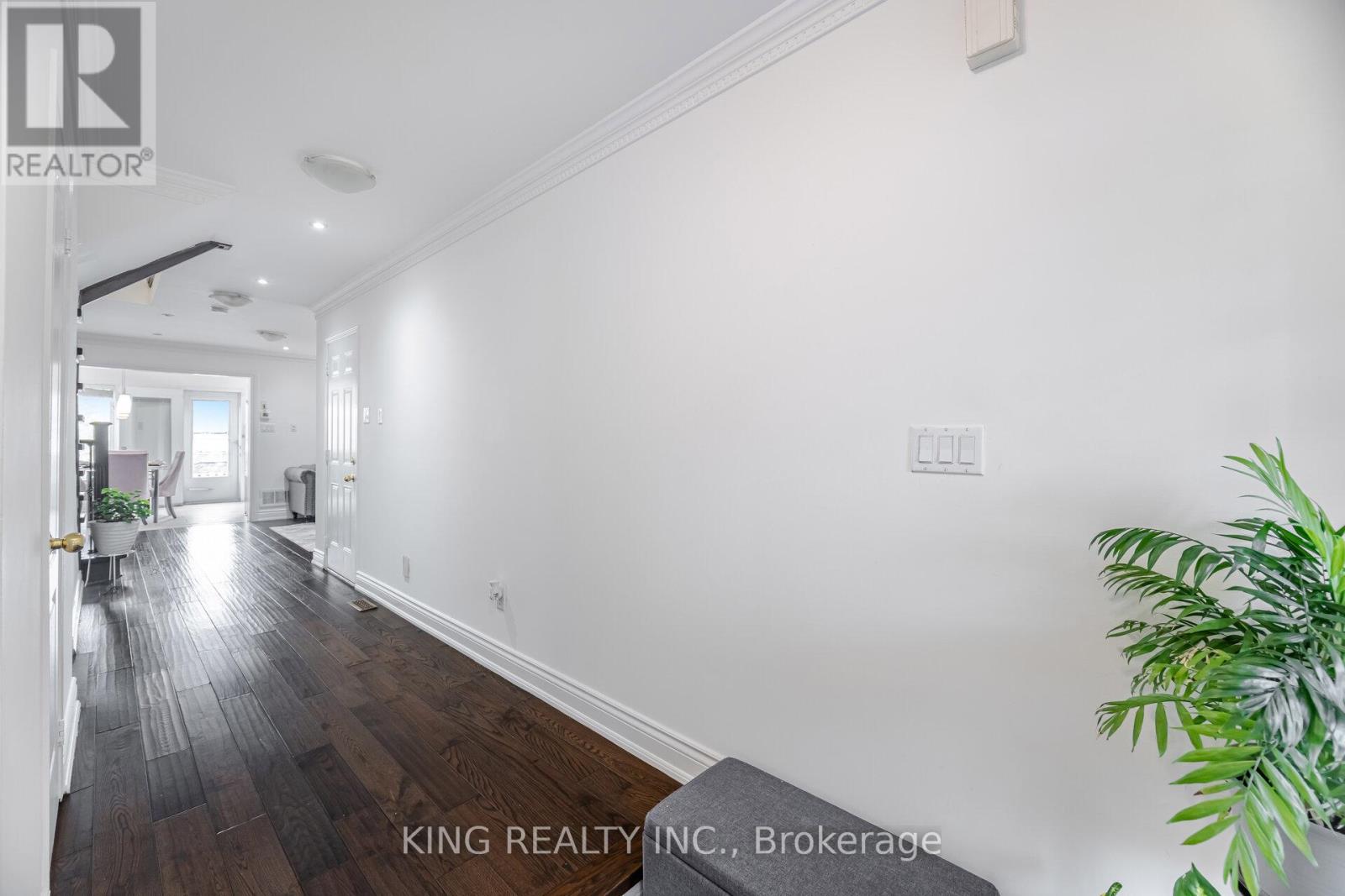 Photo 7 of 93 Crystal Glen Crescent, Brampton ON