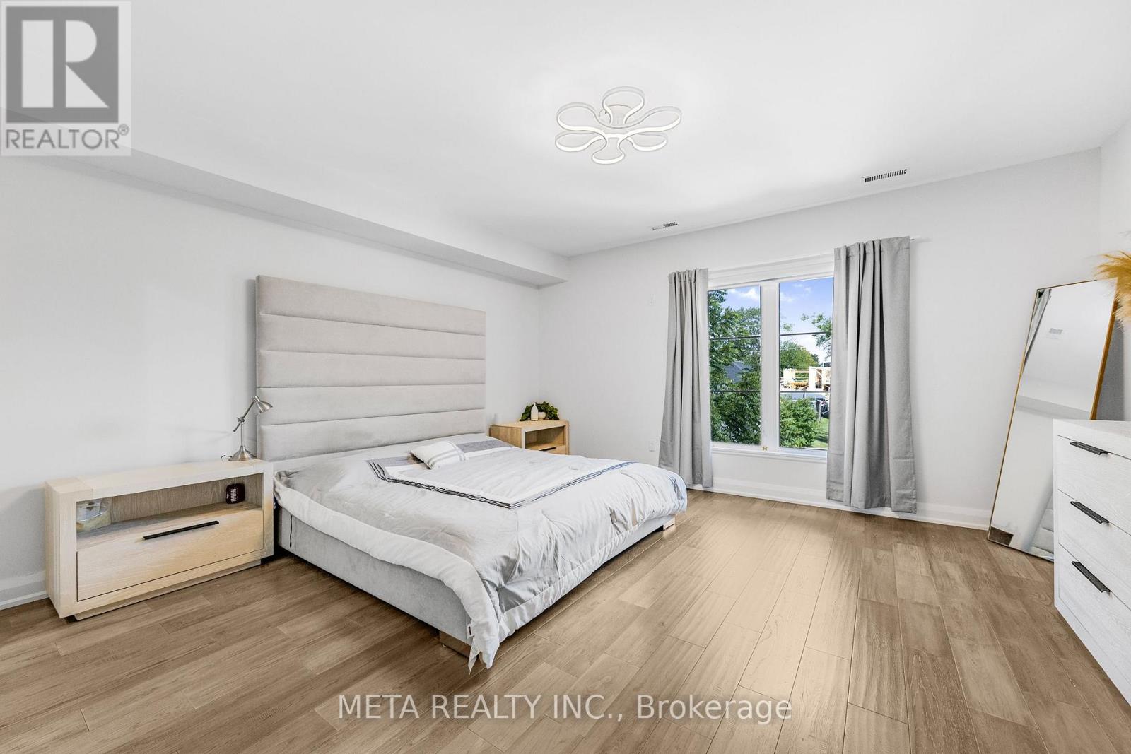 Photo 5 of 41 B Maple Avenue N, Mississauga ON