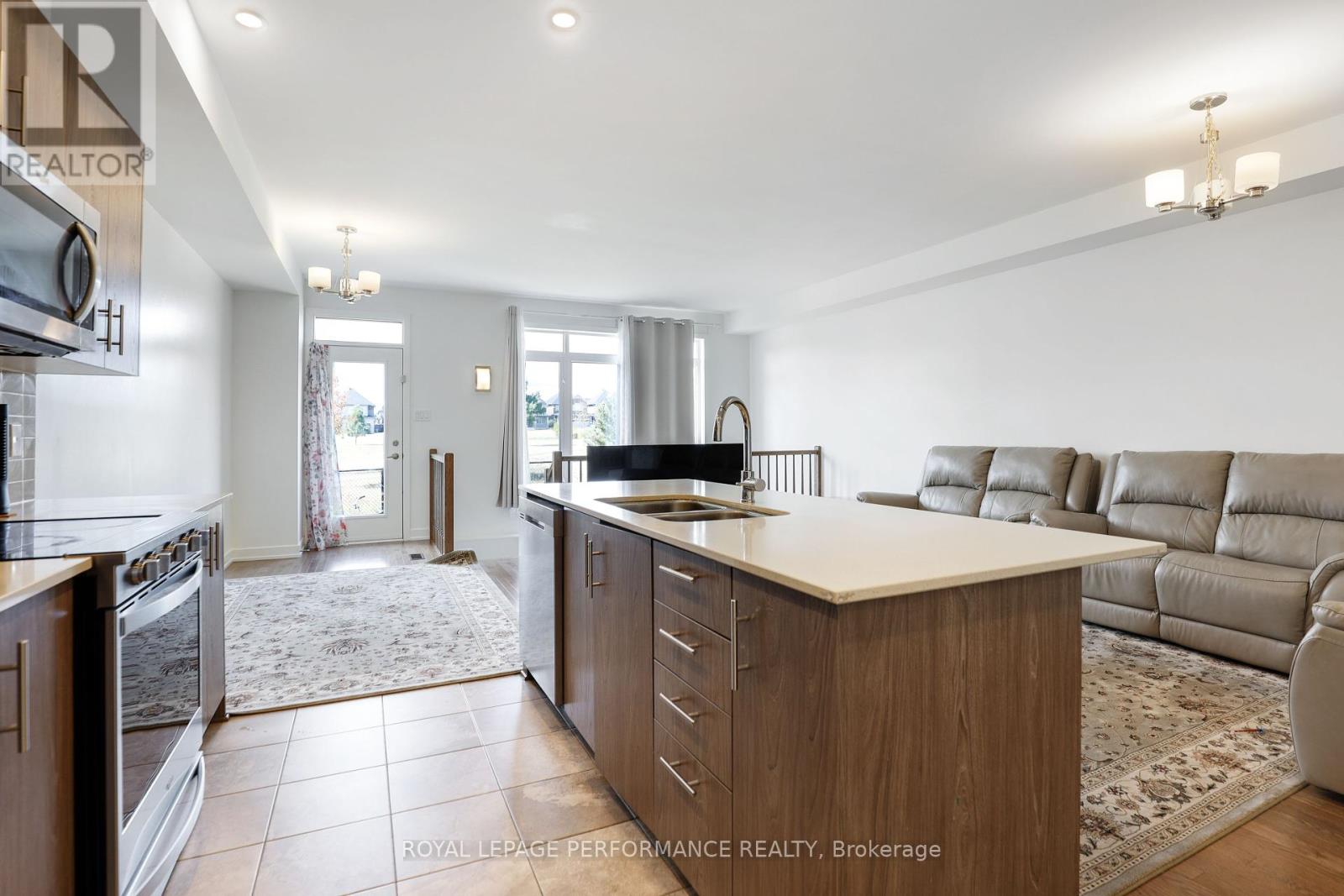Photo 4 of 471 Fernside Street, Ottawa ON