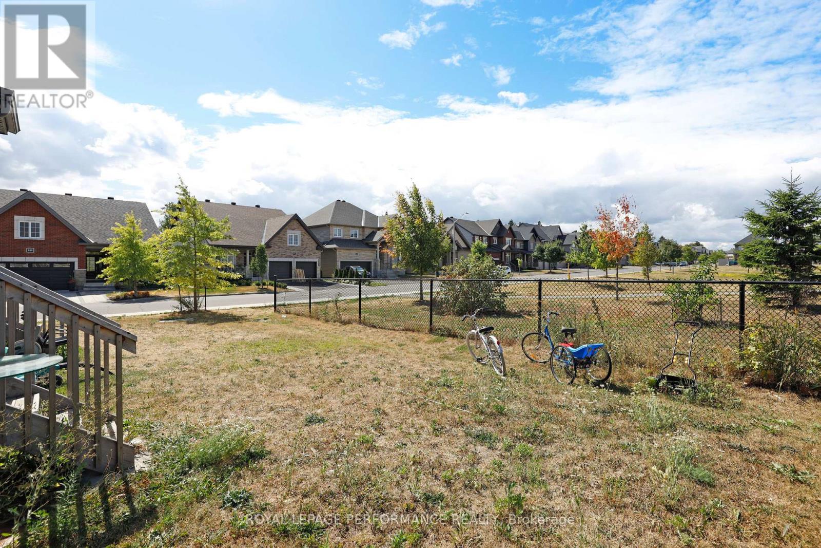 Photo 7 of 471 Fernside Street, Ottawa ON
