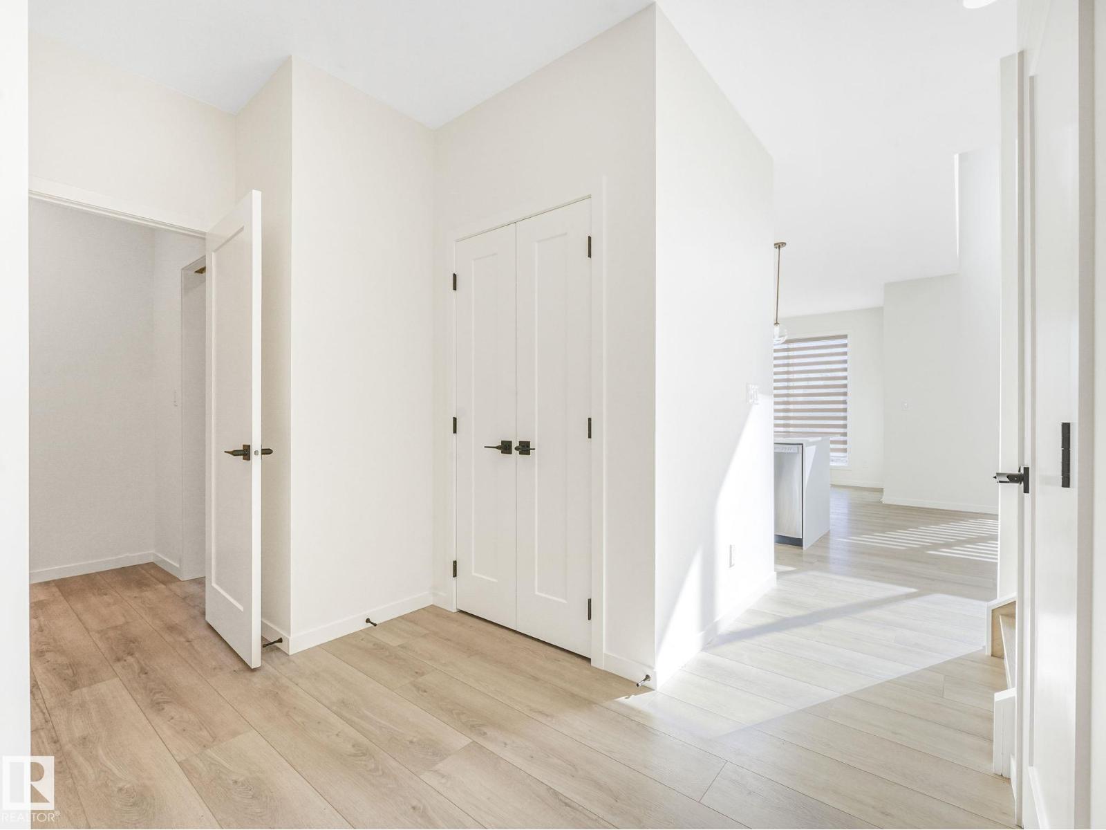 Photo 3 of 2211 158 St Sw, Edmonton AB