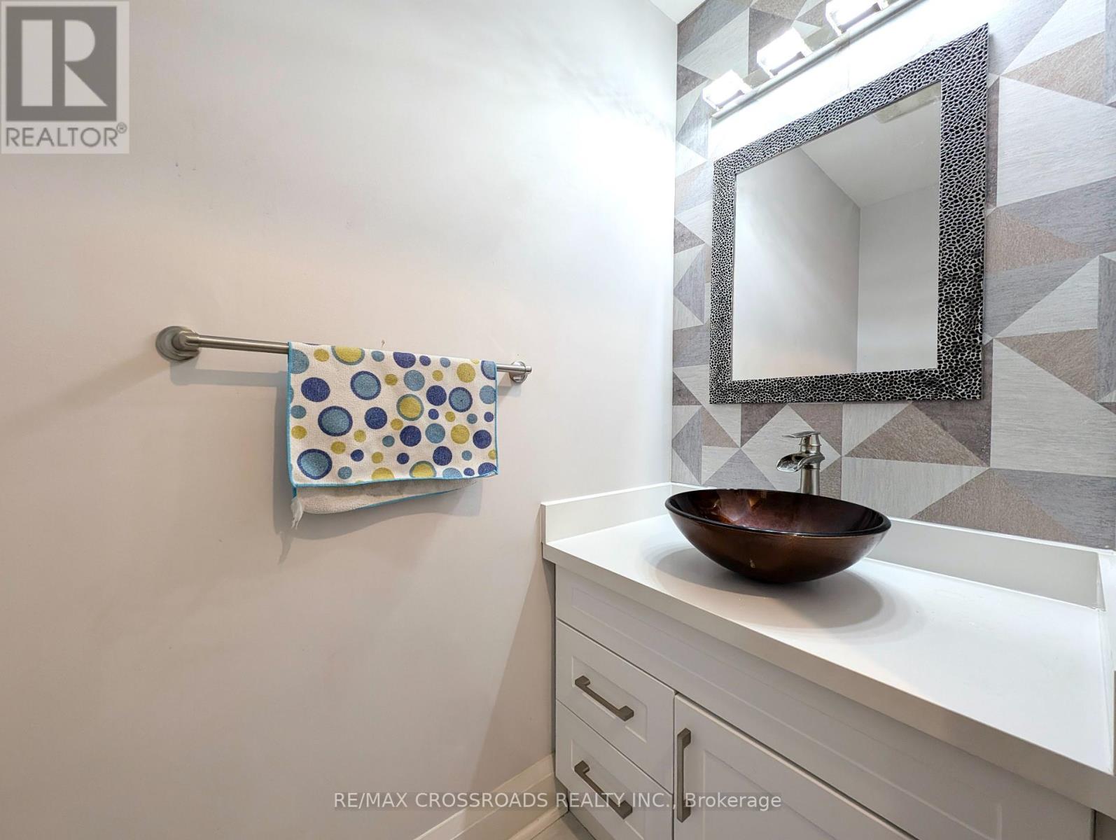 Photo 16 of Main 37 Pamgrey Road, Markham ON