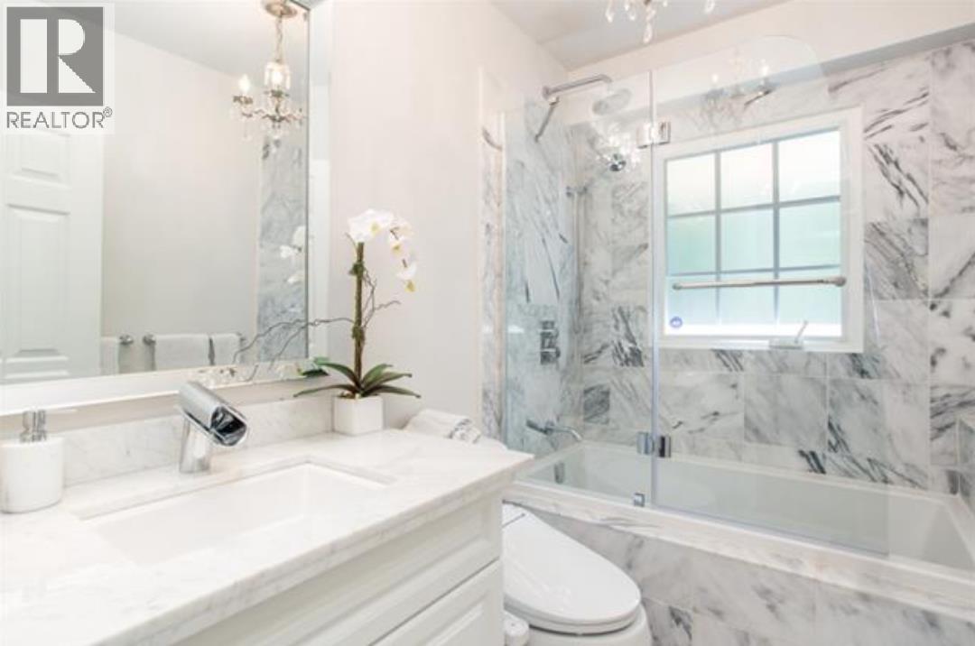 Photo 11 of 1002 Eyremount Drive, West Vancouver BC