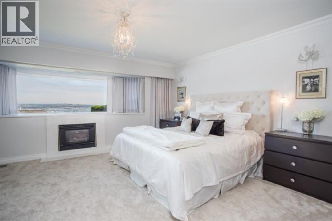 Photo 9 of 1002 Eyremount Drive, West Vancouver BC