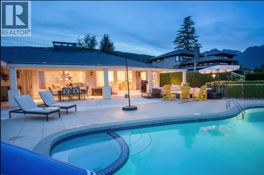 Photo 3 of 1002 Eyremount Drive, West Vancouver BC