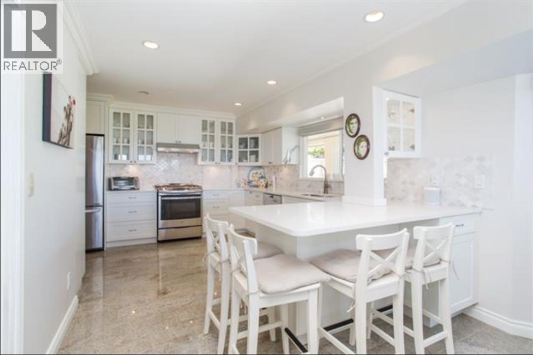 Photo 5 of 1002 Eyremount Drive, West Vancouver BC