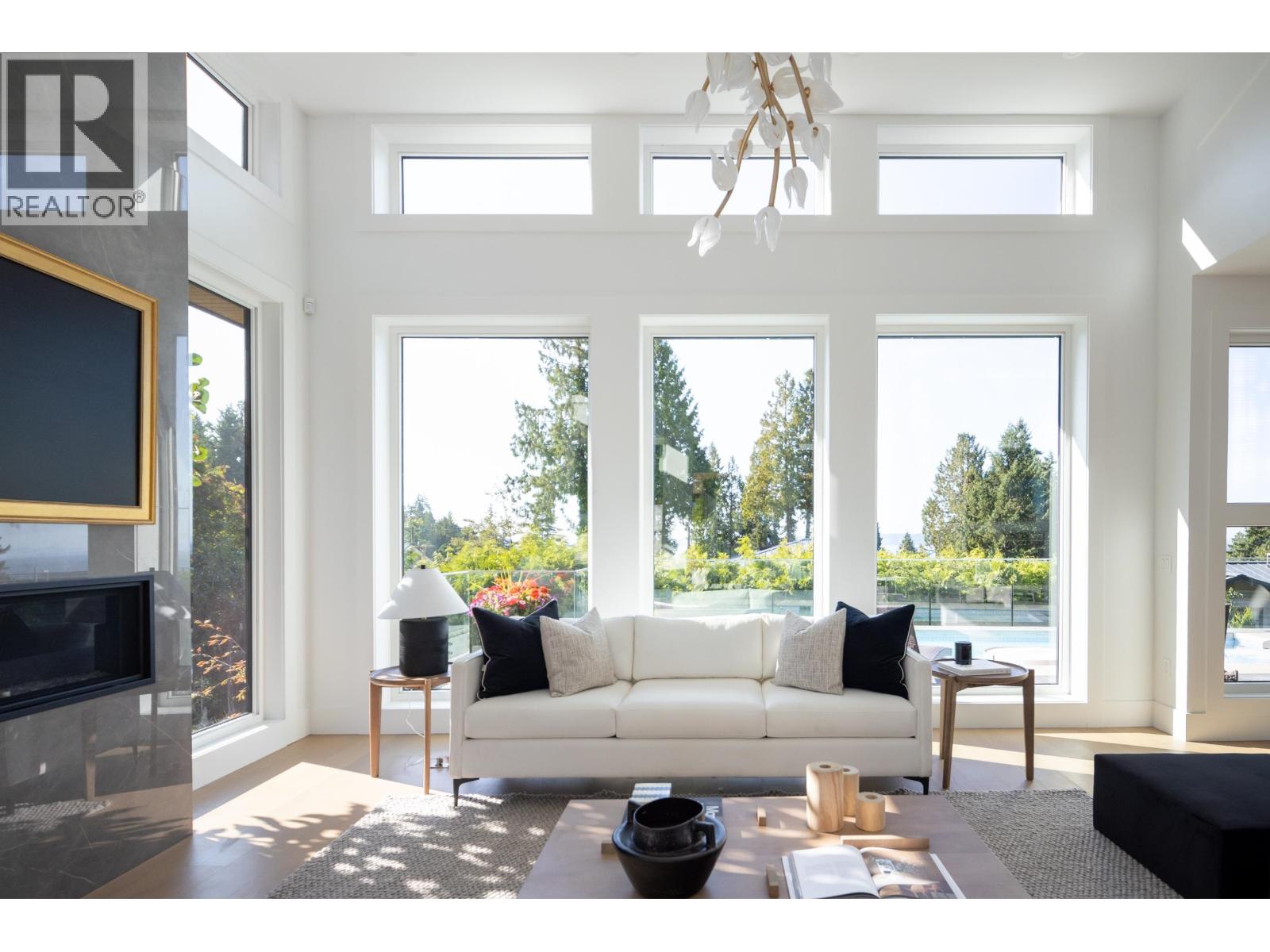 Photo 10 of 3180 Benbow Road, West Vancouver BC