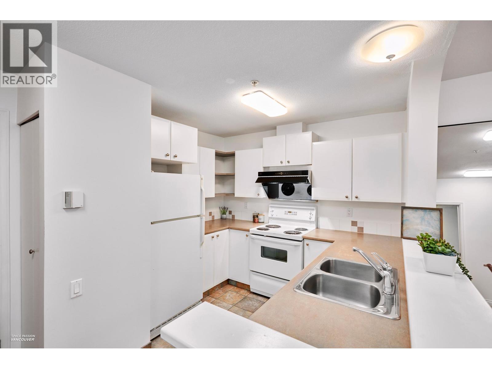 Photo 6 of 111 6833 Village Green, Burnaby BC