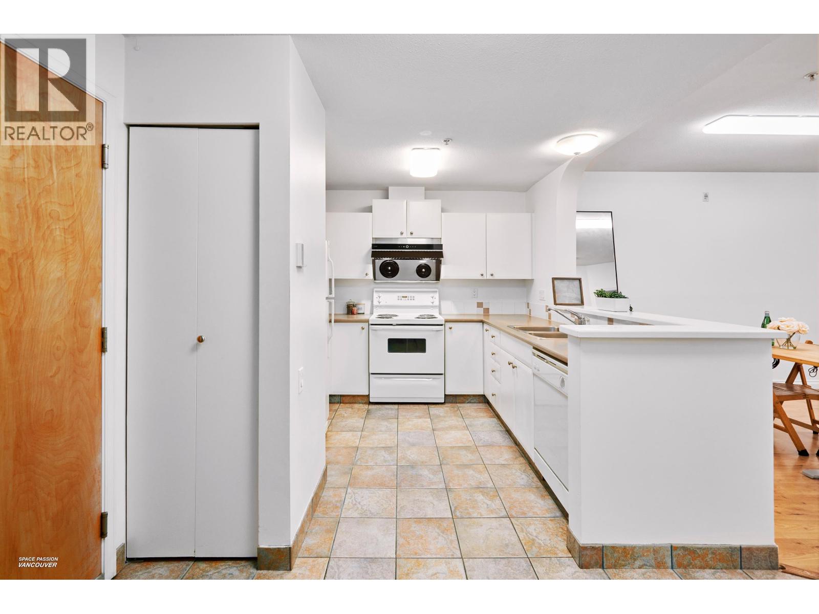 Photo 4 of 111 6833 Village Green, Burnaby BC