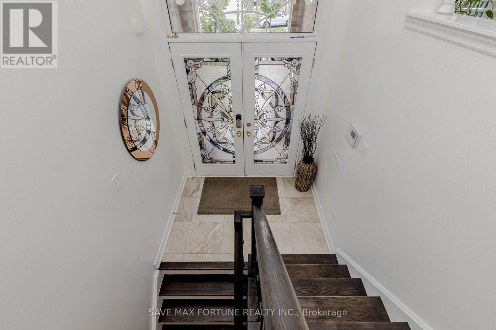 Photo 5 of 16 Berryfield Way Ne, Brampton ON