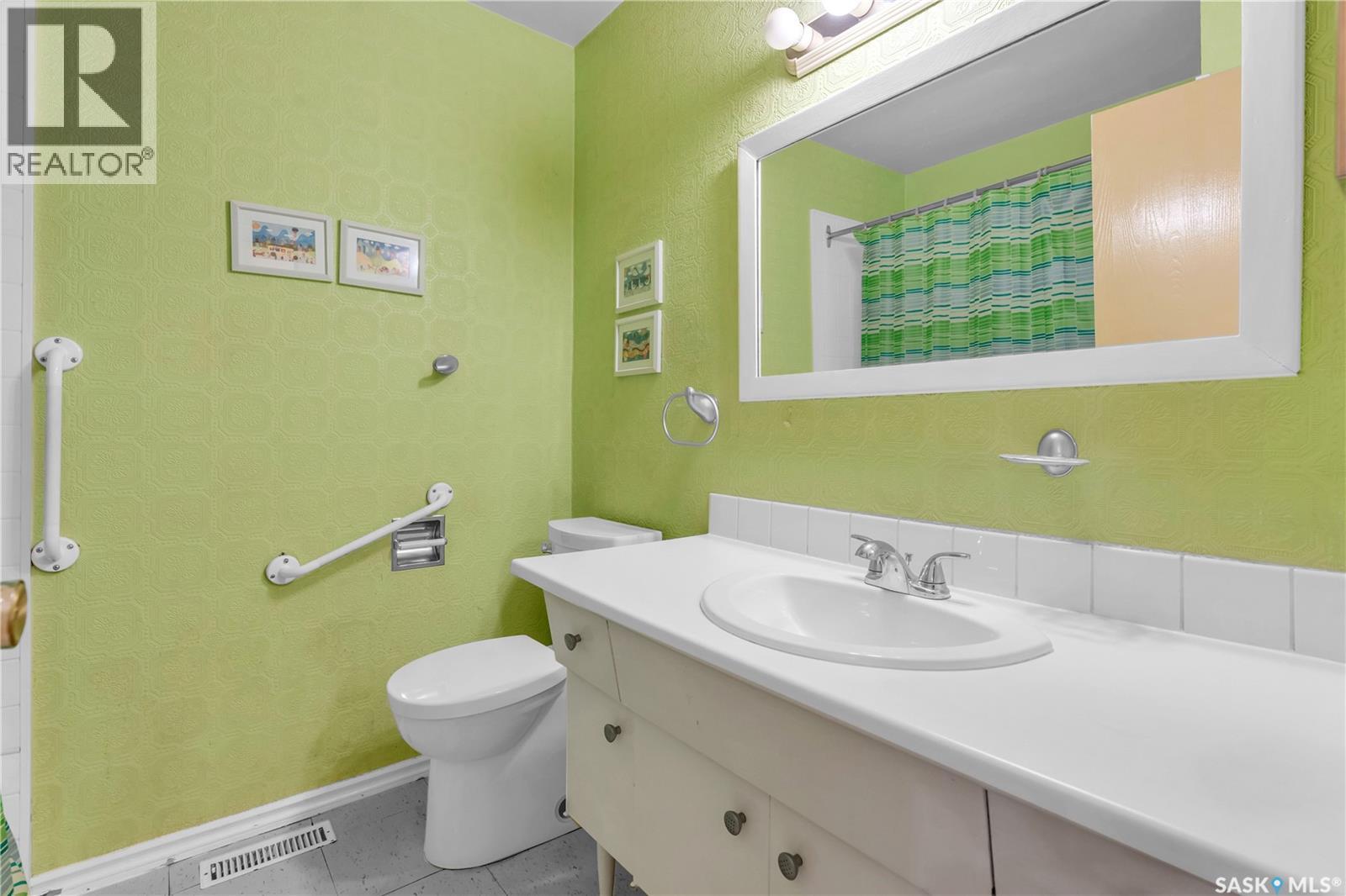 Photo 38 of 127 Scrivener Crescent, Regina SK