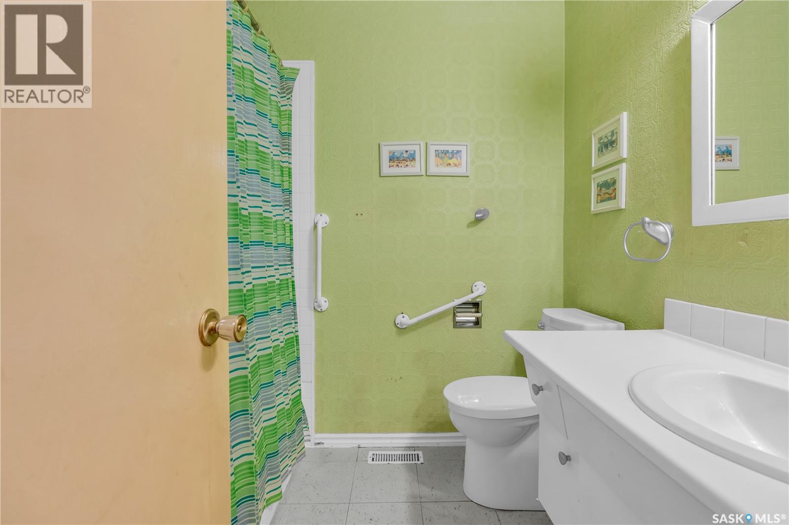 Photo 10 of 127 Scrivener Crescent, Regina SK