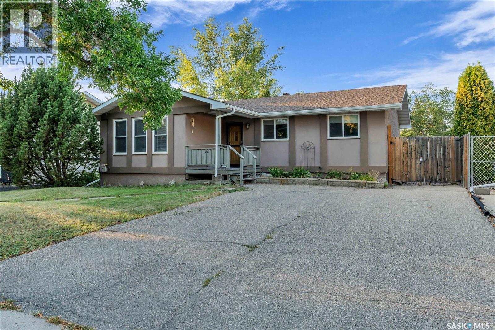 Photo 9 of 127 Scrivener Crescent, Regina SK