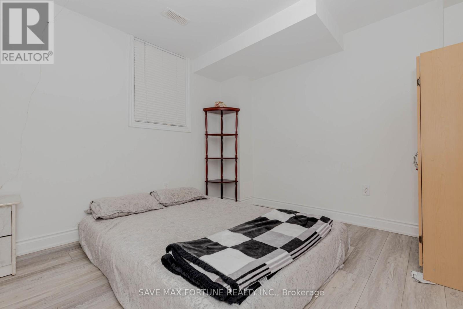 Photo 45 of 16 Berryfield Way Ne, Brampton ON
