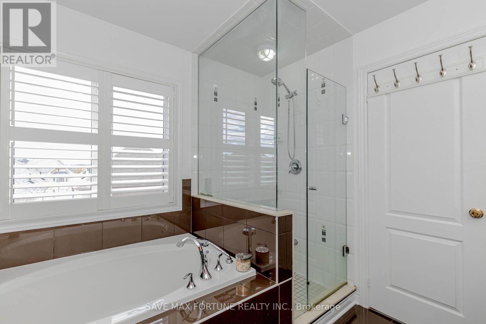 Photo 30 of 16 Berryfield Way Ne, Brampton ON