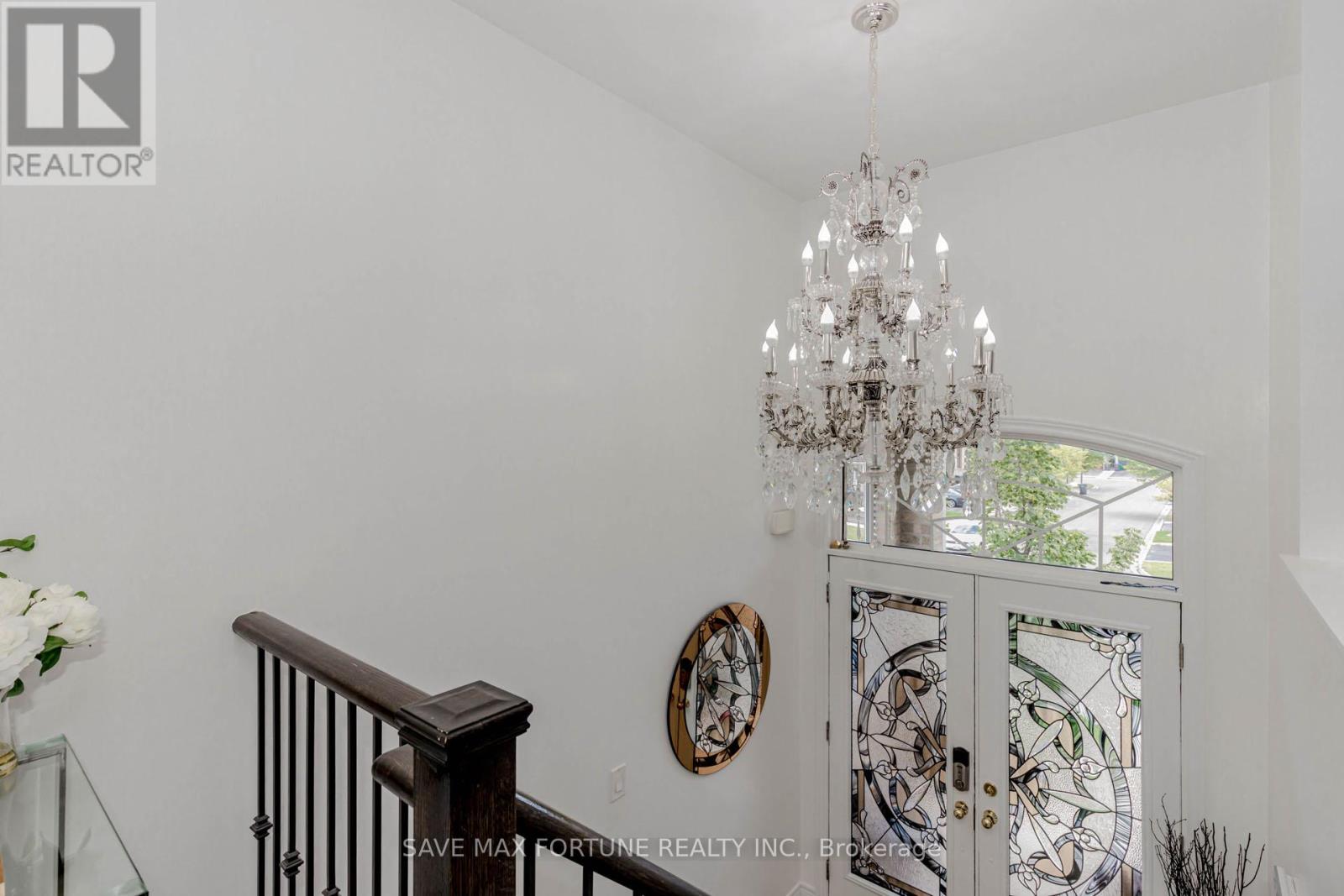 Photo 6 of 16 Berryfield Way Ne, Brampton ON