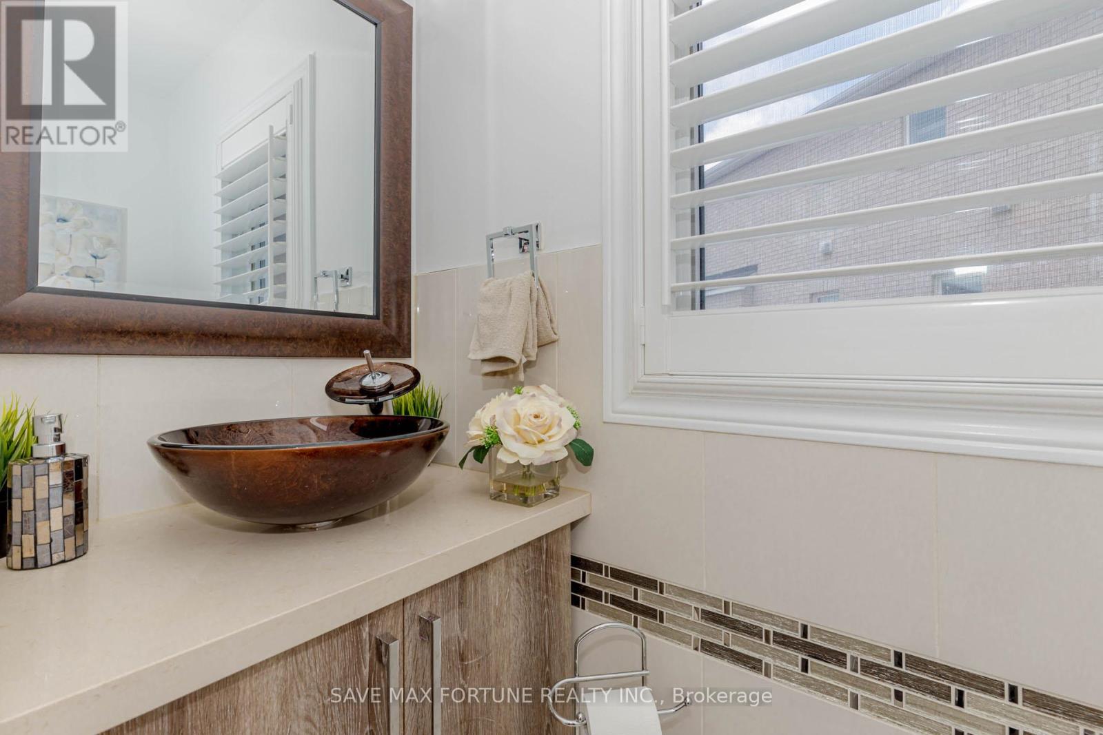 Photo 24 of 16 Berryfield Way Ne, Brampton ON