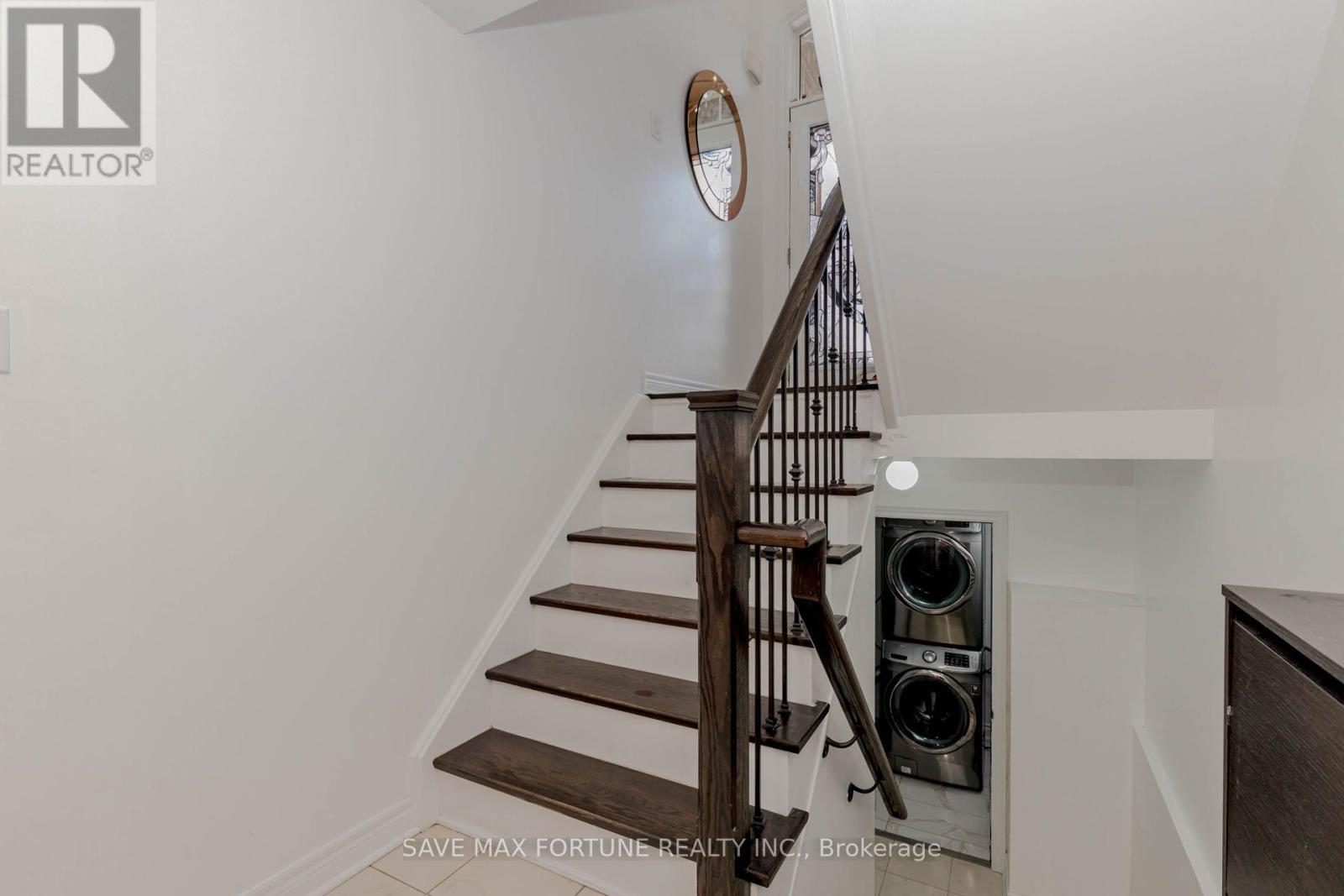 Photo 42 of 16 Berryfield Way Ne, Brampton ON
