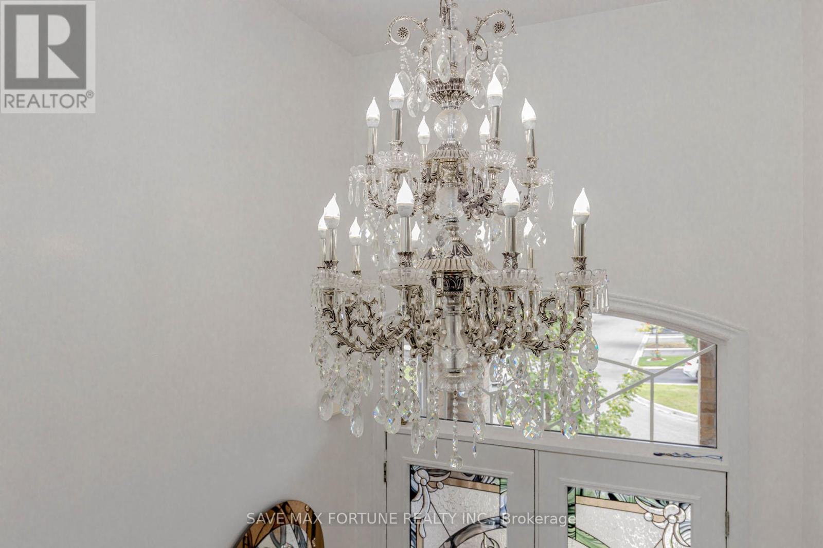 Photo 7 of 16 Berryfield Way Ne, Brampton ON